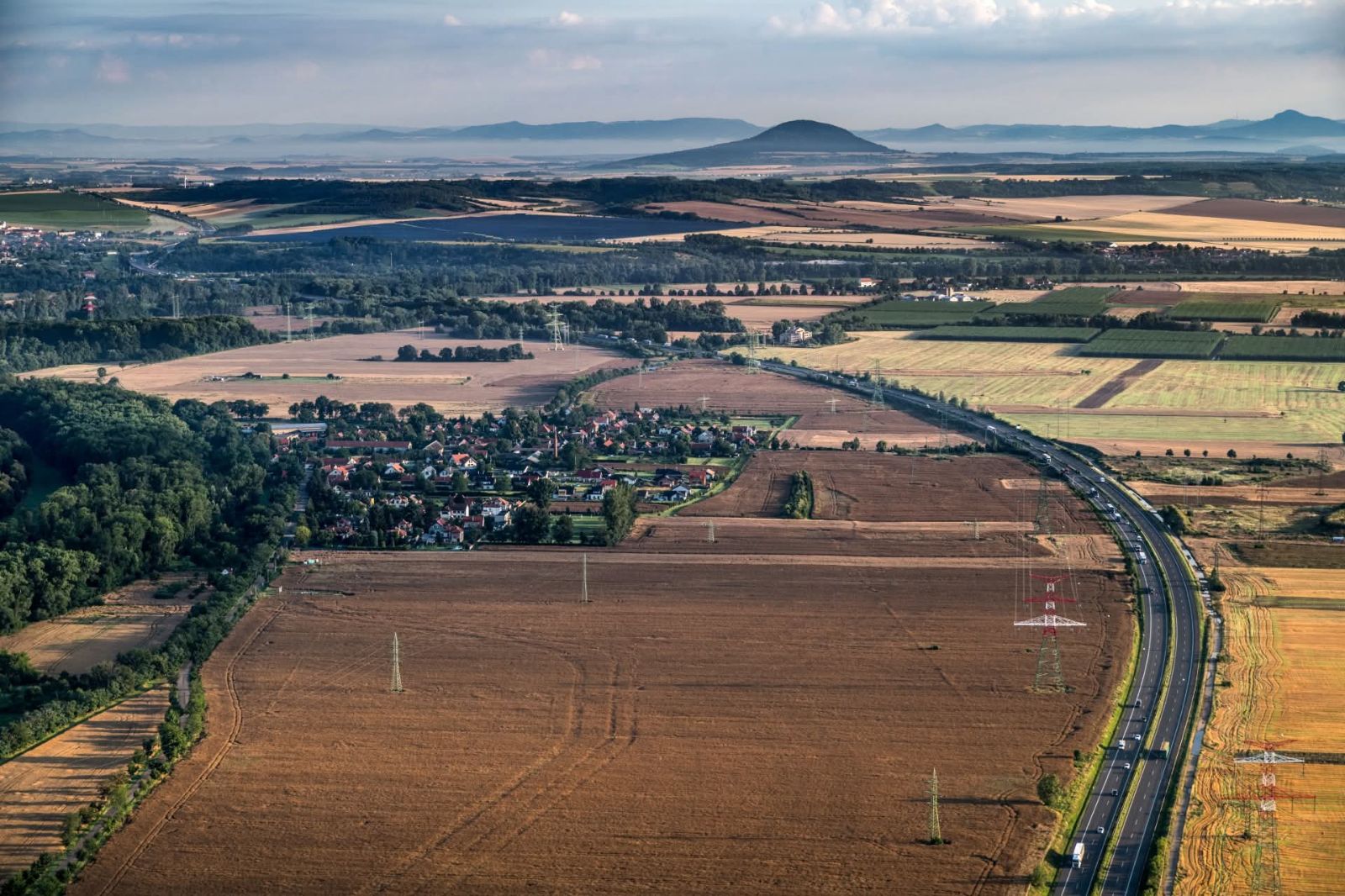 Hora Říp a krajina Podřipska v ranním světle